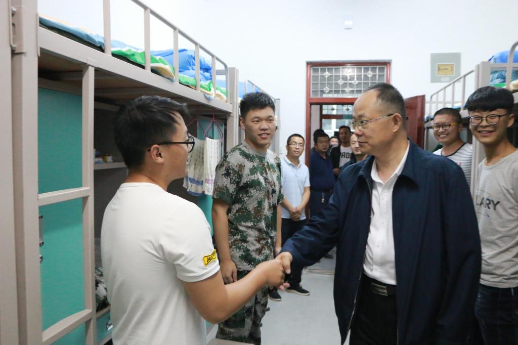 周保平书记与学生亲切交谈